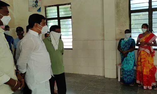 Minister Vemula Prashant Reddy speaking to the inoculated persons at the hospital in Nizamabad  on Monday