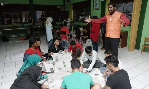 Bisathi Bharath training youth at a camp in Anantapur