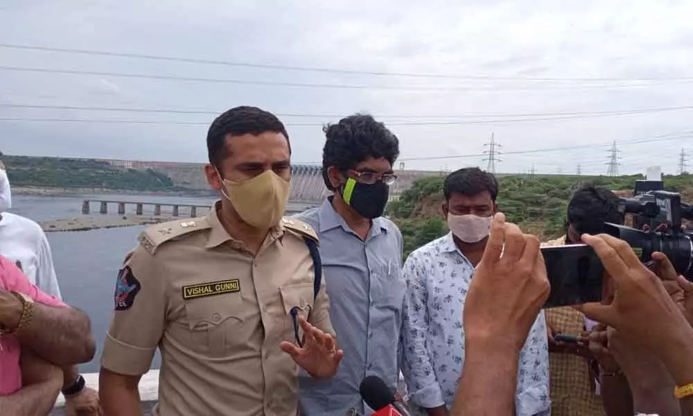 Guntur Rural SP Vishal Gunni addressing the media at Nagarjunasagar dam in Guntur district on Thursday