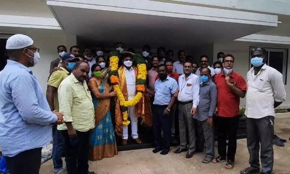ANU PG Centre staff felicitating Minister Audimulapu Suresh in Ongole on Friday