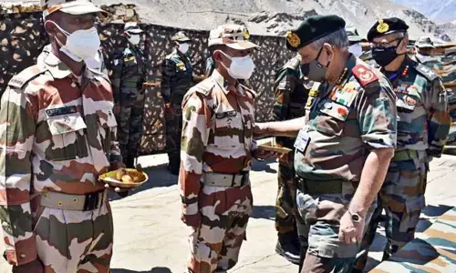 Chief of Defence Staff, General Bipin Rawat interacts with the troops during his visit to Line of Actual Control (LAC) near Sumdo