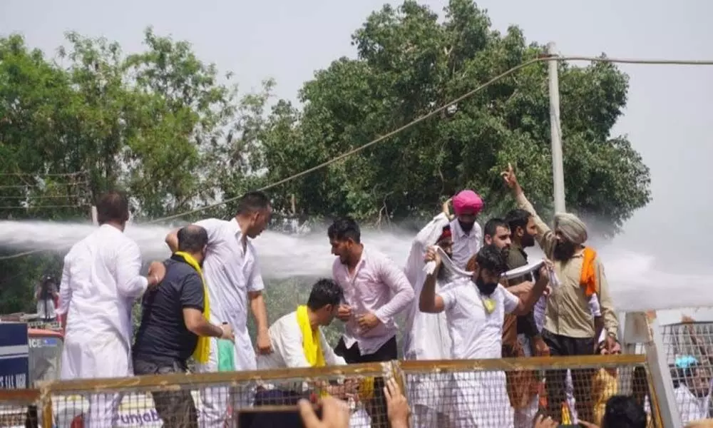 Protesting AAP workers face water cannons near Punjab CMs house