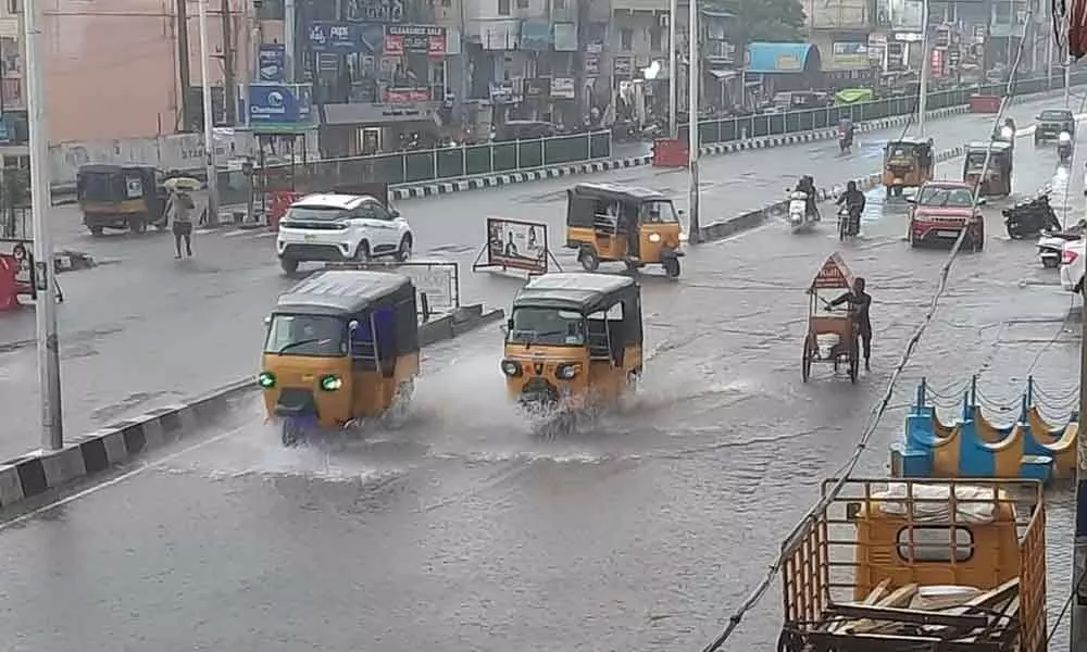 Rain lashed Visakhapatnam city on Saturday 		              Photo: Vasu Potnuru