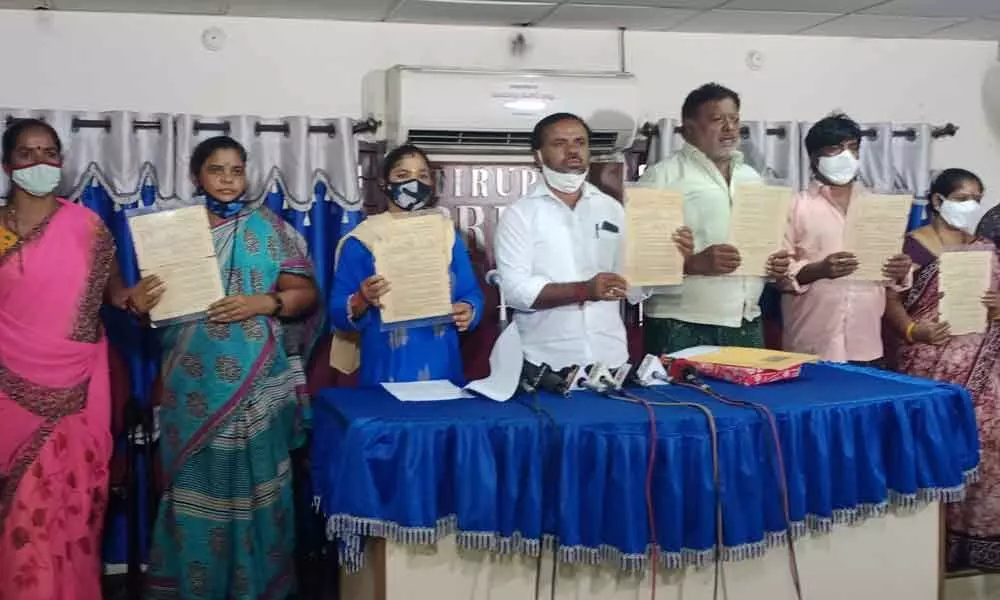 Sikari(Nakkala) Welfare Association organising secretary for Nellore and Chittoor districts Dabba Parasunath speaking to media at Press Club in Tirupati on Saturday