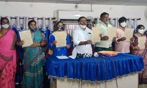 Sikari(Nakkala) Welfare Association organising secretary for Nellore and Chittoor districts Dabba Parasunath speaking to media at Press Club in Tirupati on Saturday