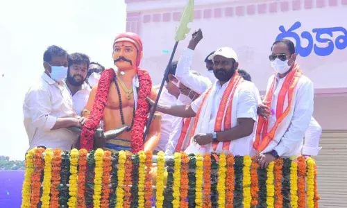 Srinivas Goud  unveiled the statue of Sarvai Papanna stablished at Vadai Gudem of Bhongir mandal in the district on Saturday