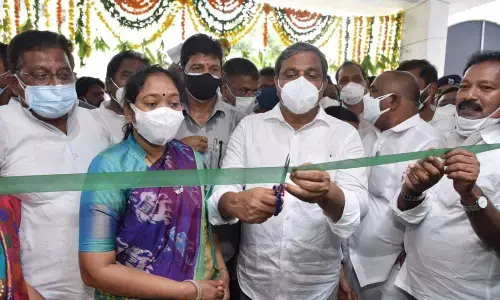 Adviser to Government Sajjala Rama Krishna Reddy, Ministers Cherakuvada Sriranganadha Raju, Mekathoti Sucharitha and others at the inauguration of free meals centre building at GGH in Guntur on Sunday