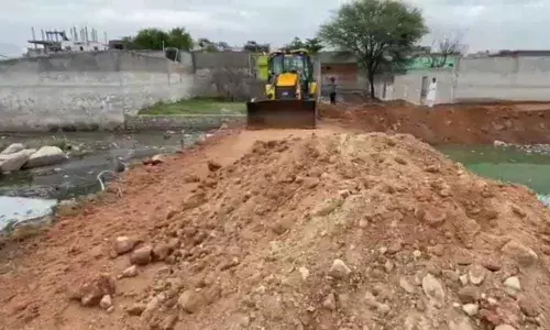 Encroachments near lakes keep dwellers on the edge