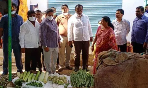 MLA Kausar Mohiuddin visits sabzi mandi