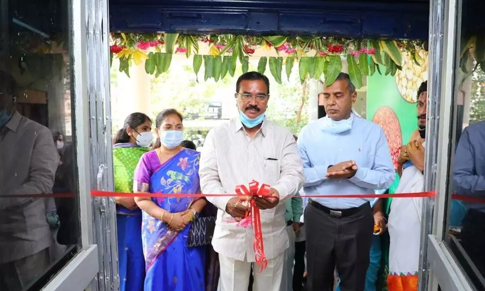 Agriculture Minister Singireddy Niranjan Reddy inaugurating the Market Research & Analysis Wing set up in the newly-constructed marketing department building in Himayatnagar on Monday