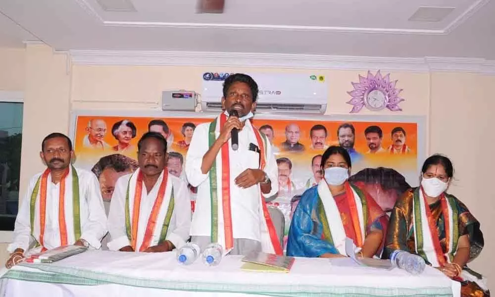 Congress leader Martin Luther addressing the party workers in Rajamahendravaram on Monday