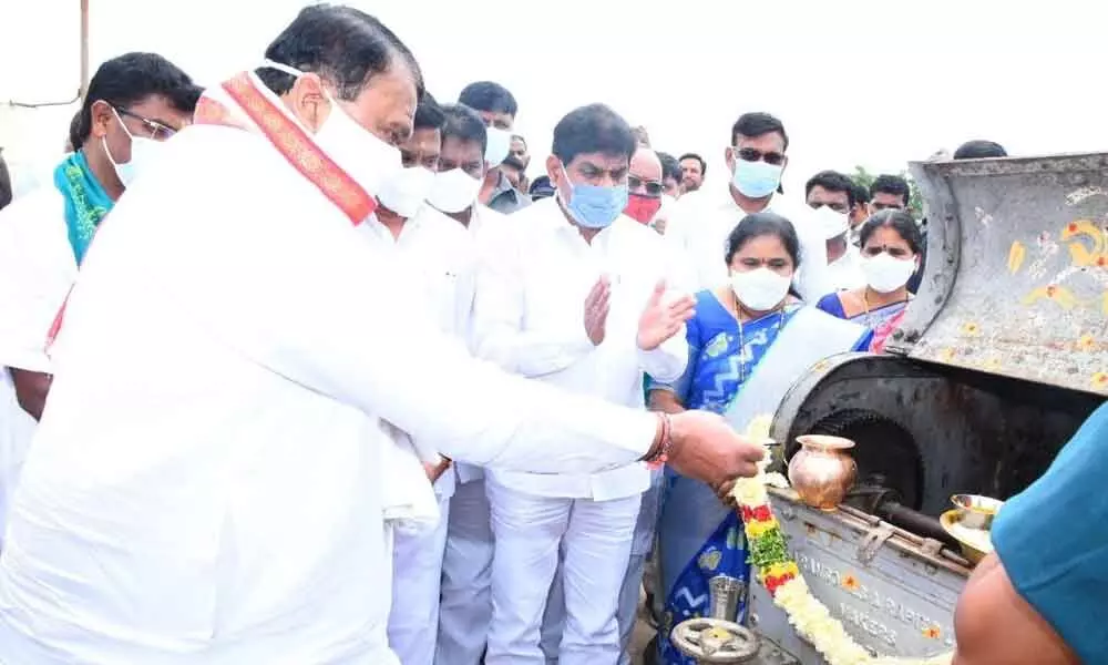 Speaker Pocharam Srinivas Reddy and Minister Vemula Prasantha Reddy releasing water to Nizamsagar strategic area.