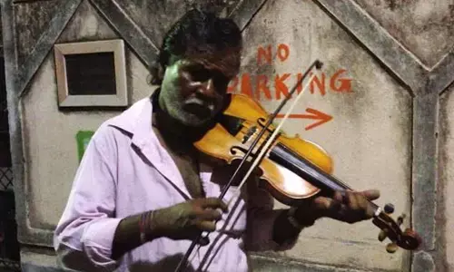 Having lost his job, man with a violin winning hearts in Kolkata