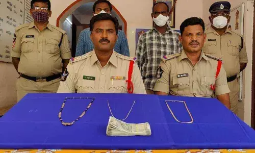 Ongole Rural CI R Rambabu briefing about the arrest of a thief in Ongole on Monday