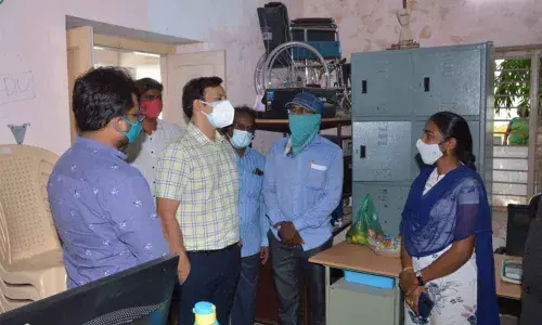 Prakasam Collector Pravin Kumar interacting with village secretariat staff on Monday