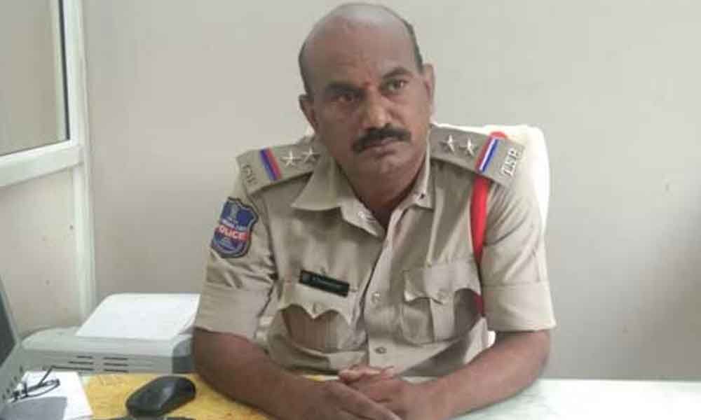 Hyderabad Miyapur Si Caught Accepting Bribe Of Rs 20 000