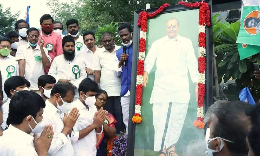 MLA Karunakar Reddy along with other leaders paying  tributes to YSR portrait at TUDA Circle on Thursday