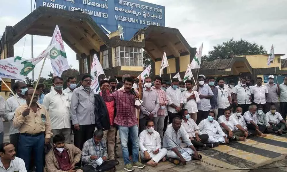 Visakha Ukku Parirakshana Porata Committee representatives staging a protest in Visakhapatnam on Thursday