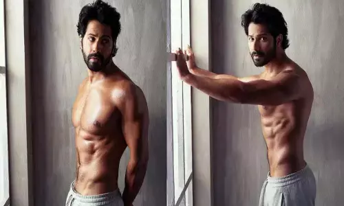 Varun Dhawan Flaunts his Six-Pack Body