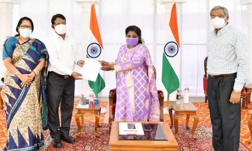 Former SDLCE Director (Kakatiya University) Prof Guguloth Veeranna submitting a memorandum to Governor Tamilisai Soundararajan at Raj Bhavan in Hyderabad on Thursday