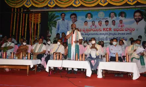 2 Ministers hand over cheques for Rs 13.96 crore to Goud families