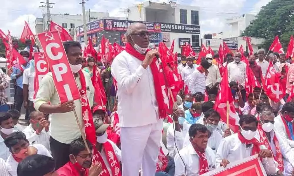 CPI State secretary Chada Venkat Reddy addressing the protesters in front of Mahbubnagar Collectorate on Friday