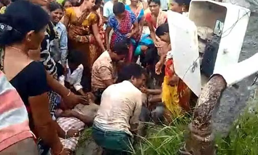 Two farmers dies of electrocution in Thorrur mandal of Mahabubabad