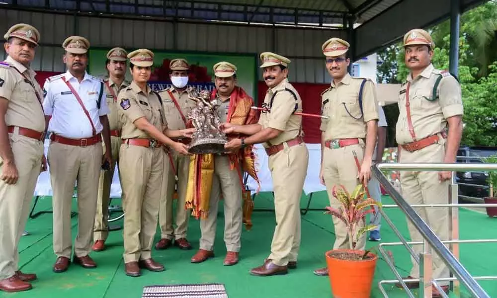 Krishna District SP M Ravindranath Babu being felicitated by police officials in Machilipatnam on Saturday