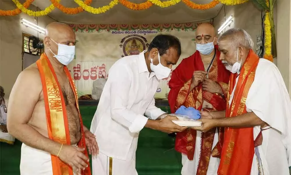 MLA Bhumana Karunakar Reddy felicitating Dharmagiri Veda Vignana Peetam Principal K S S Avadhani after the completion of Yudhakanda Parayanam held at Vasantha Mantapam in Tirumala on Saturday