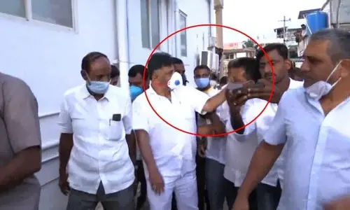 DK Shivakumar slaps Congress worker, BJP calls him rowdy