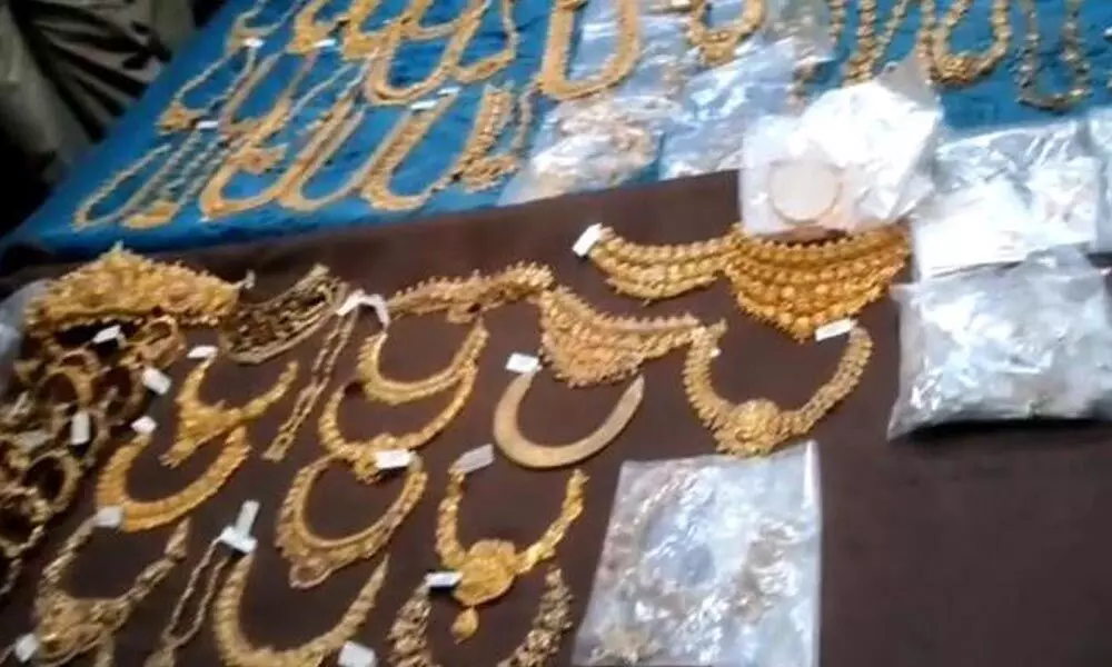 Gold jewellery worth 3 crore and Rs. 10 lakh cash seized at Panchalingala checkpost in Kurnool
