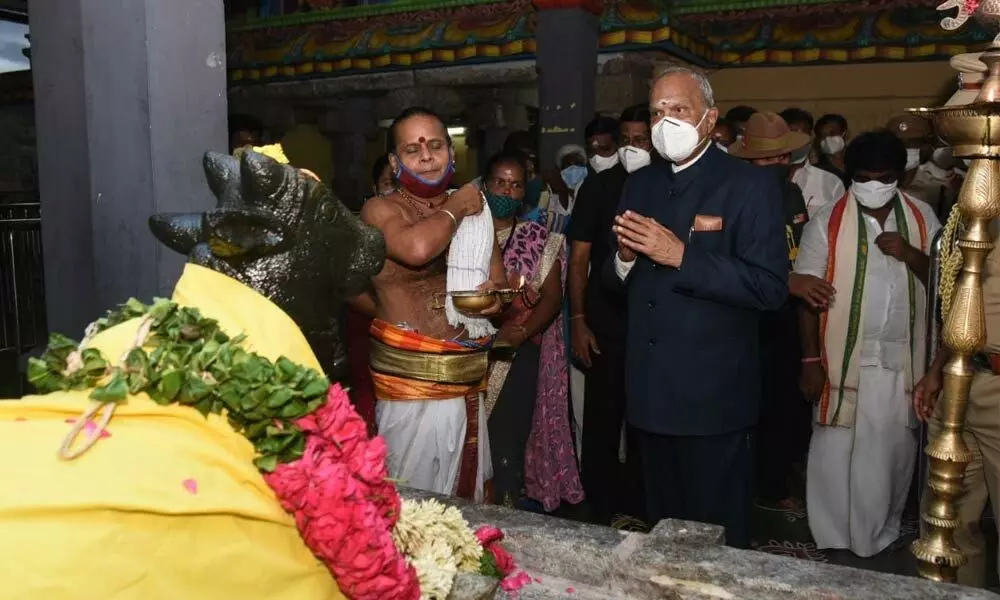 Tamil Nadu Governor Banwarilal Purohit offering prayers at Pallikondeswara temple in Surutupalli in Nagalapuram mandal on Sunday.