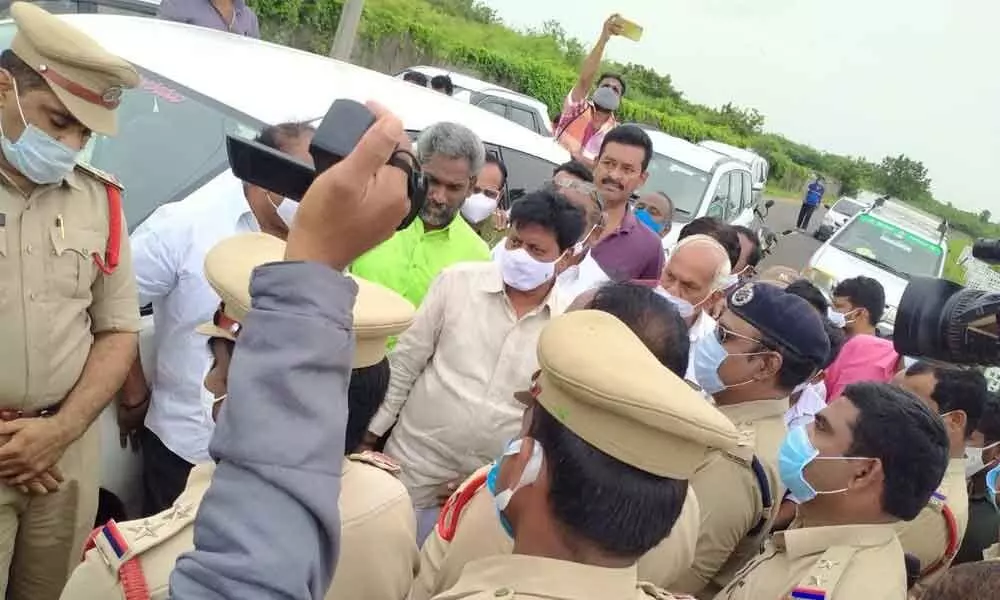 TS police obstructing Jaggaiahpet MLA Samineni Udaya Bhanu from visiting Pulichintala project on Sunday