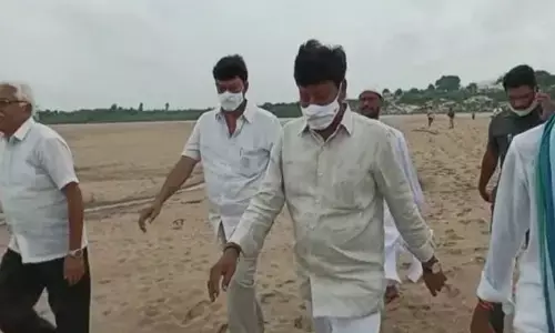 Telangana police stops AP govt. whip Samineni Udaya Bhanu from entering Pulichintala project