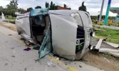 Palamaneru: One dies after speeding car crashes into railing