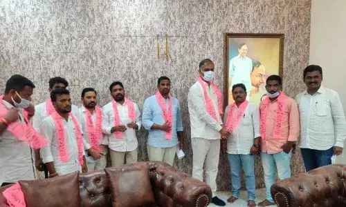 Harish Rao welcomes  Huzurabad students into TRS
