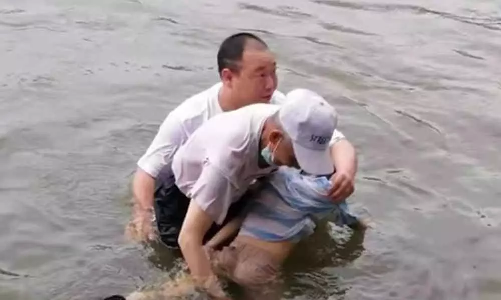 An 81-Year-Old Man In China Became A Rescuer