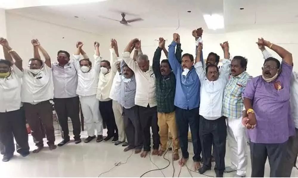 Trade union representatives expressing solidarity with Visakha Ukku Parirakshana Porata Committee members to take Ukku stir to the next level in Visakhapatnam on Monday