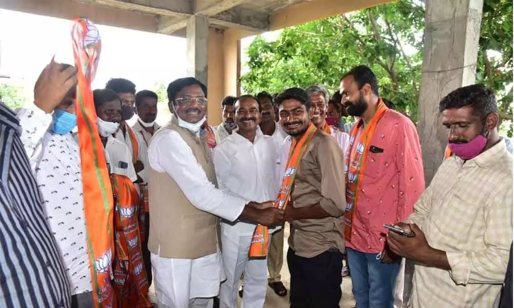 BJP core committee member and former MP G Vivek Venkat Swamy  welcoming youth into the party, in Huzurabad on Monday