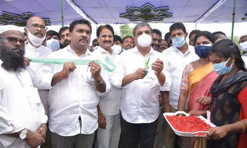 Adviser to the Government (Public Policy) Sajjala Rama Krishna Reddy inaugurating YSR Food Bank in Guntur on Monday. MP Mopidevi Venkata Ramana Rao, Mayor Kavati Siva Naga Manohar Naidu, MLAs Mustafa, MaddaliGiridhara Rao also seen