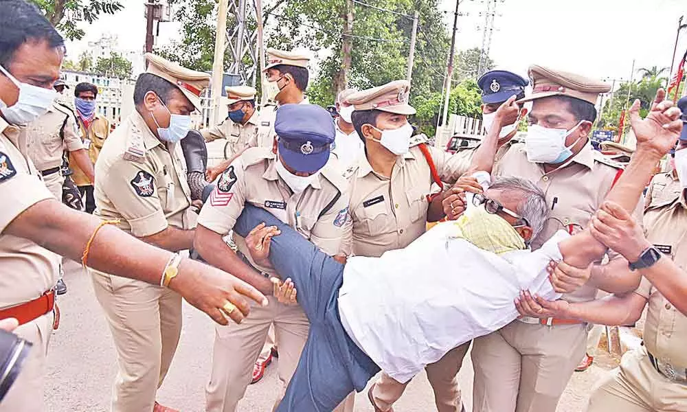 Opposition corporator stage protest, arrested