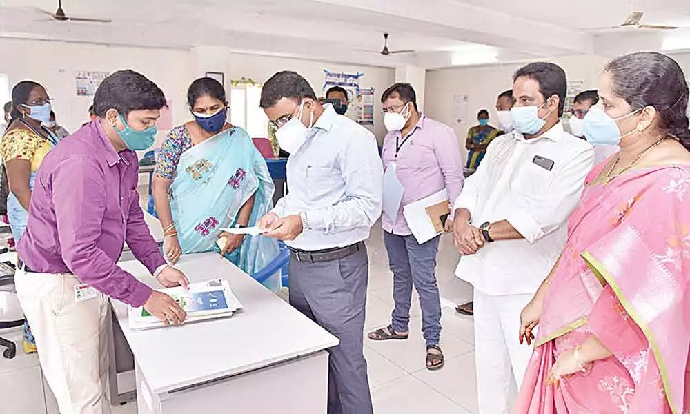 Guntur: Collector Vivek Yadav inspects ward secretariat