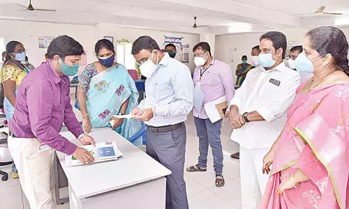 Guntur: Collector Vivek Yadav inspects ward secretariat