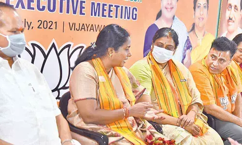 JP National Mahila Morcha president  Vanathi Srinivasan, AP unit president Niramala Kishore, AP in-charge Sunil Deodhar
