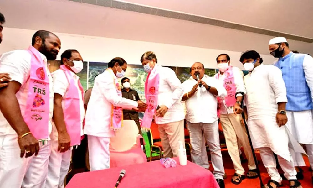 CM KCR welcomes L Ramana into TRS party
