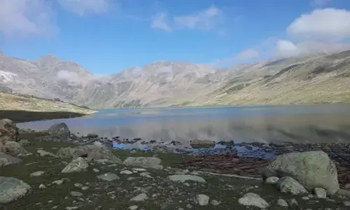 Cleaning drive at lake on Harmukh foothills