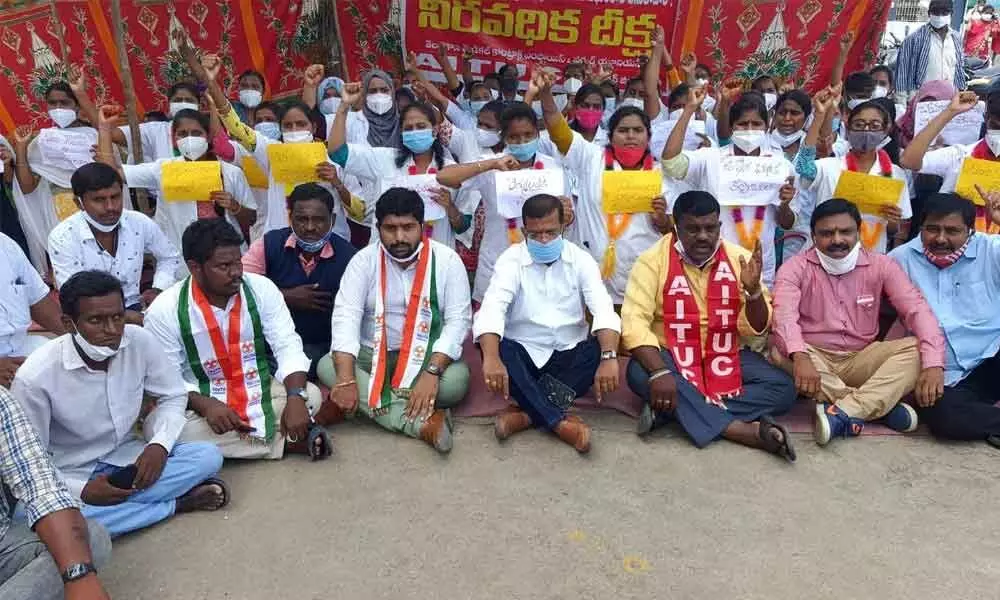 DCC president Naini Rajender Reddy extending solidarity to the protesting employees in Warangal on Saturday
