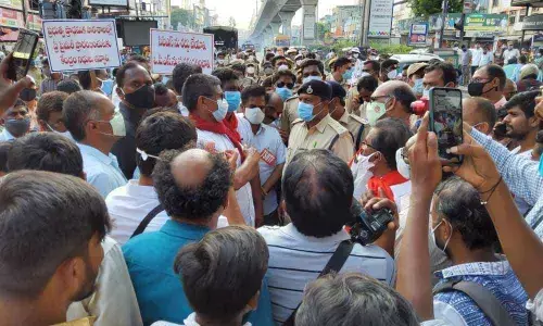MLC Alugubelli Narsi Reddy arguing with the police officials who intercepted him at Dilsukhnagar, stopping him from going to Pragathi Bhavan on Saturday