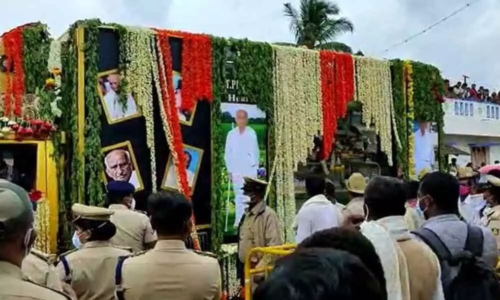 Noted farmer leader Made Gowda cremated with State honours