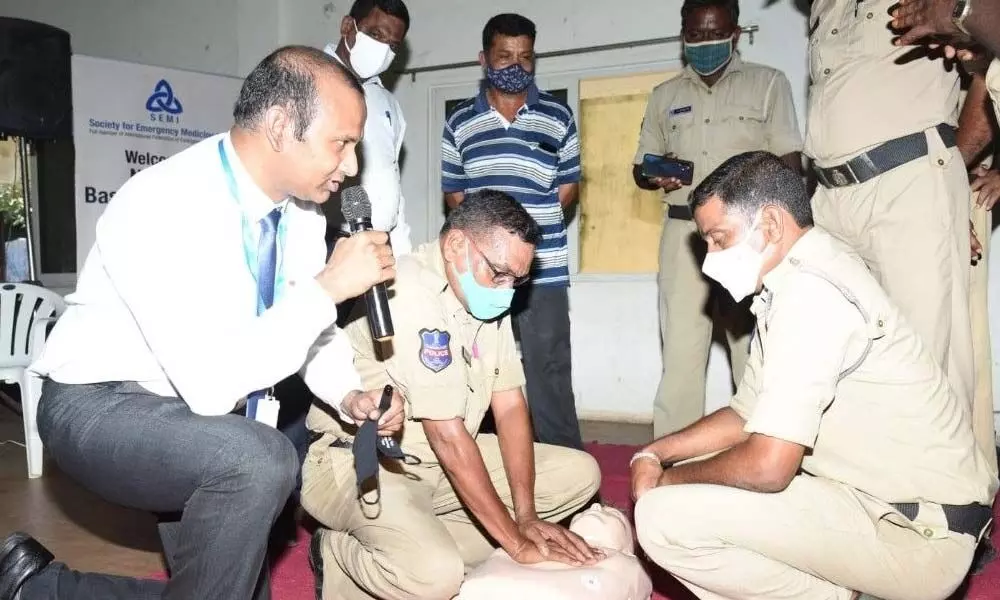 Police urged to learn first-aid methods